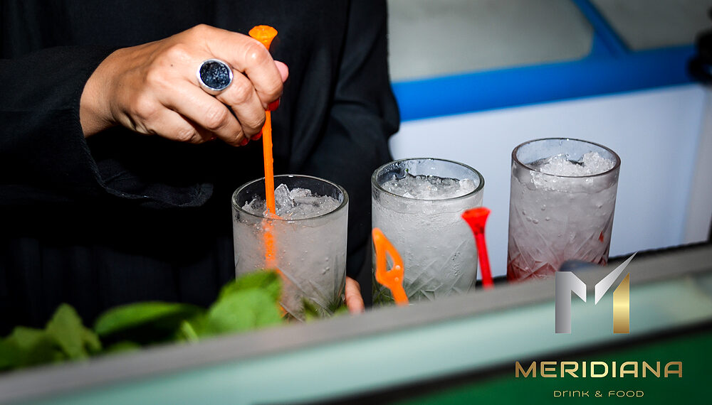 Long drink con ghiaccio in preparazione