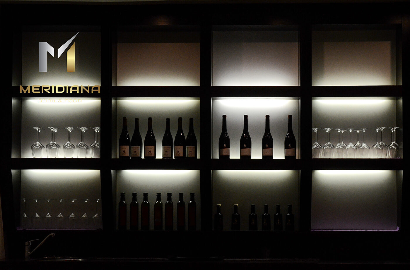 Parete dei vini illuminata del Meridiana